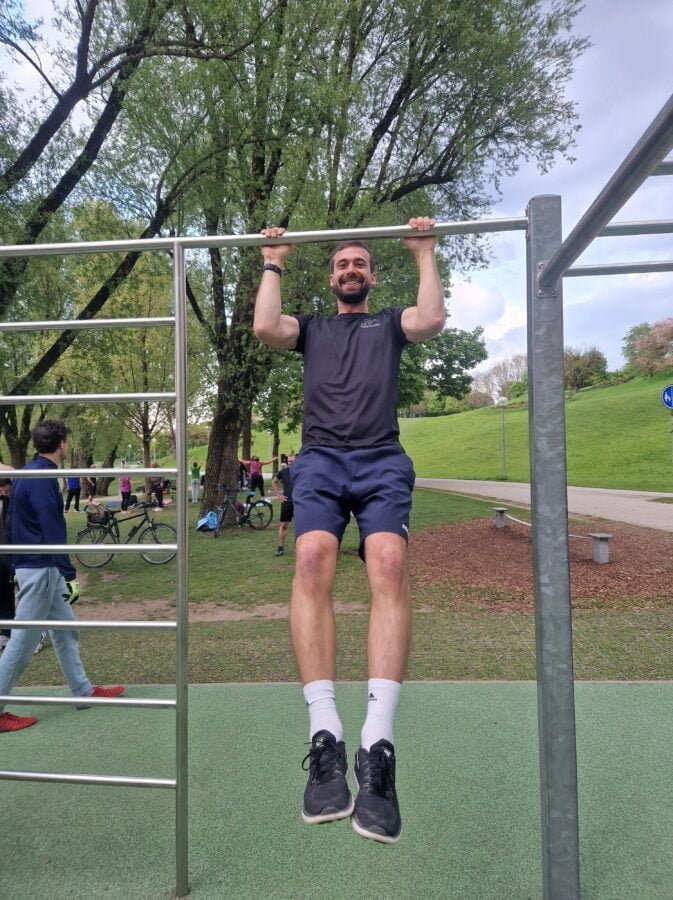 Janik Prottung doing Pull-ups